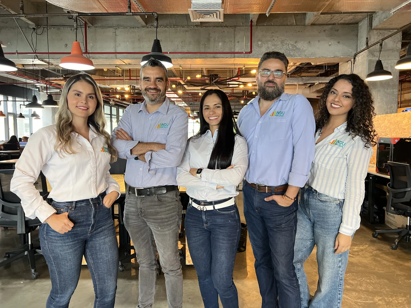 Equipo de consultores de INDUNNOVA trabajando en oficina