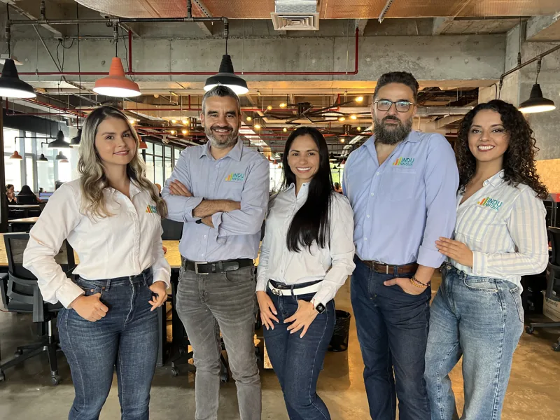 Equipo de Indunnova trabajando en la implementación de un ERP para PYME
