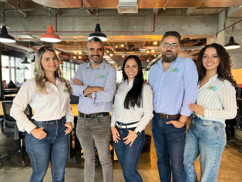 Equipo de INDUNNOVA en la oficina