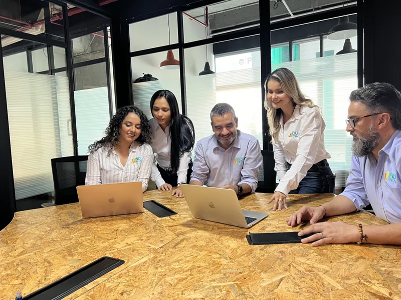 Equipo de INDUNNOVA trabajando en portátiles
