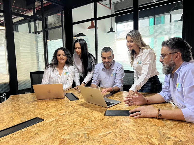 Equipo de Indunnova revisando un tablero de costos con el cliente