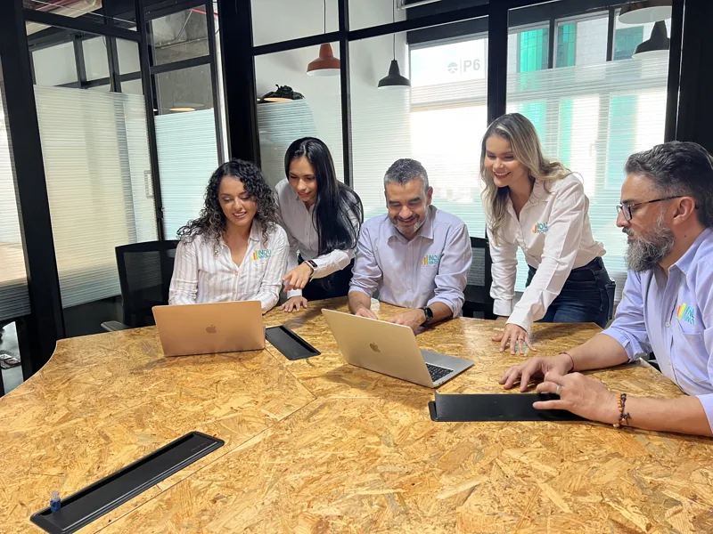 Equipo de INDUNNOVA en sesión de trabajo