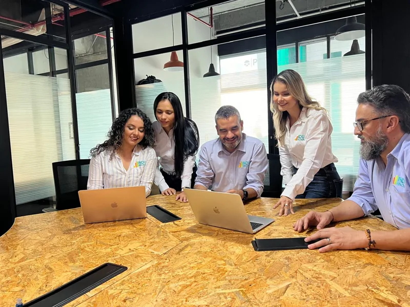 Equipo de Indunnova revisando el tablero de producción con el cliente
