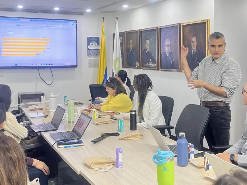 Miguel Rodríguez explicando un tablero de datos en una sesión con empresarios