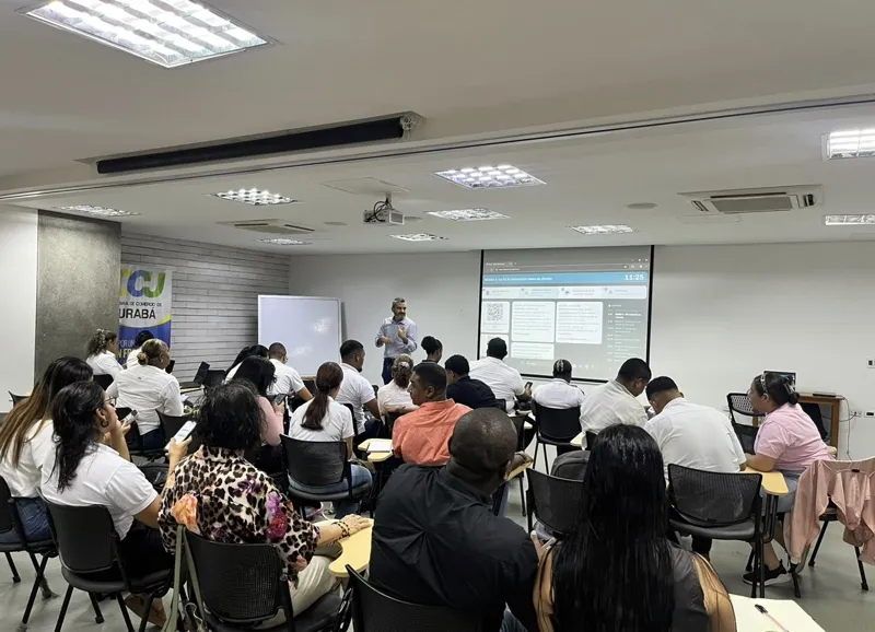 Miguel Rodríguez en un taller de inteligencia artificial en la Cámara de Comercio de Urabá