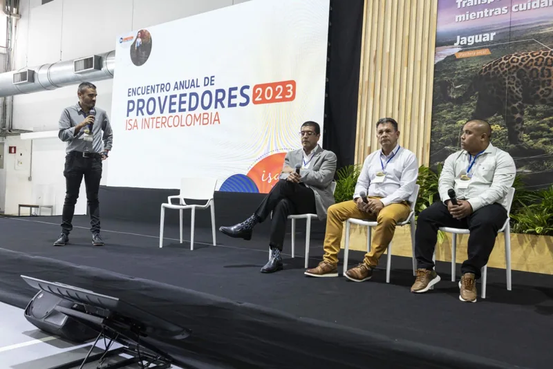 Encuentro de proveedores de una empresa ancla, Miguel presentando