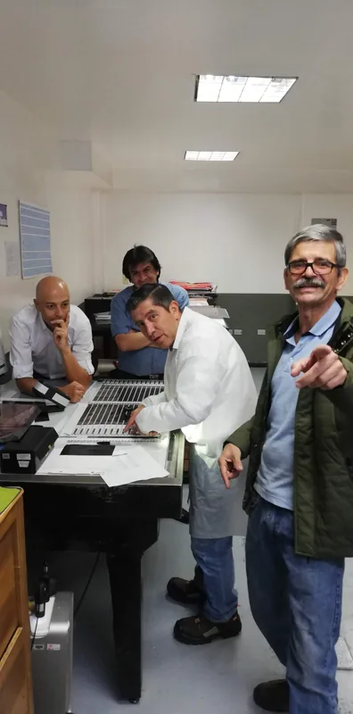 Consultor de Indunnova revisando la migración de información con el cliente