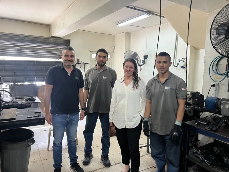Consultor de INDUNNOVA en planta con el equipo del cliente